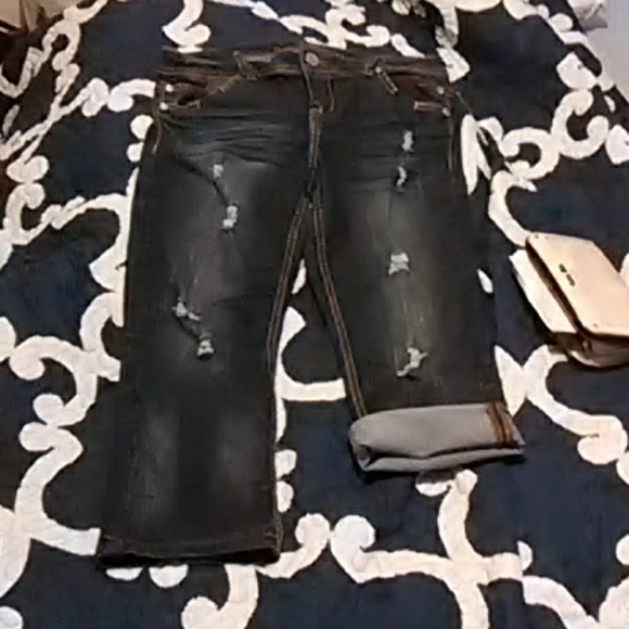 Juniors Almost Famous distressed jean Capri's - Picture 2 of 6